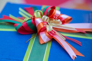 Hediye kutusu arka planında renkli kurdele