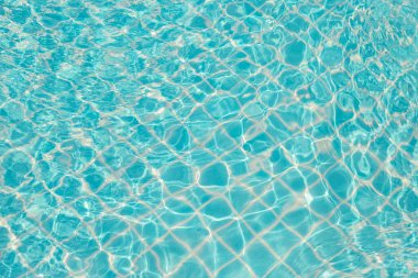 Dalgaları yansıt ve mavi havuz arka planında