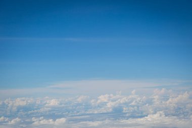 Gökyüzü ve bulutlar hava planı arkaplanından görünüyor
