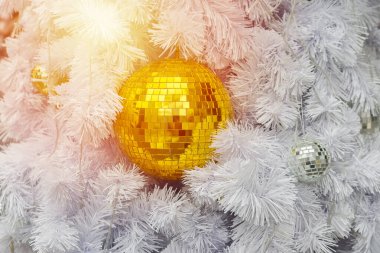 Beyaz Noel Ağacı arkaplanındaki Altın Top