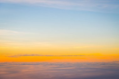 Güzel gökyüzü ve bulutlar gün batımından önce uçakla çekim yaparlar.
