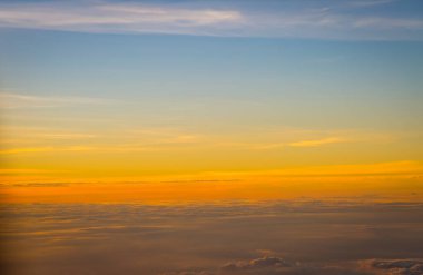 Güzel gökyüzü ve bulutlar gün batımından önce uçakla çekim yaparlar.