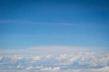 Gökyüzü ve bulutlar hava planı arkaplanından görünüyor