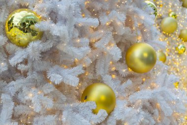 Beyaz Noel Ağacı arkaplanındaki Altın Top