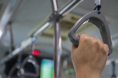 Emniyet kemeri, asma kolu, toplu taşıma aracının içinde plastik tutacağı.