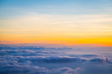 Güzel gökyüzü ve bulutlar gün batımından önce uçakla çekim yaparlar.