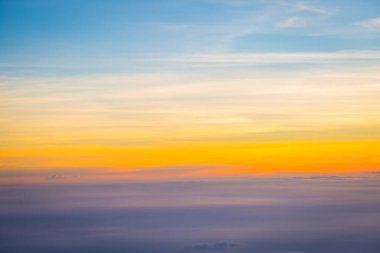 Güzel gökyüzü ve bulutlar gün batımından önce uçakla çekim yaparlar.