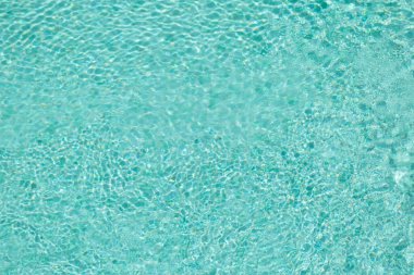 Dalganın mavi rengi ve yüzme havuzundaki yansıma