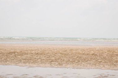 Sahilde sarı dalga kum dokusu