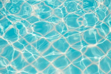 Dalgaları yansıt ve mavi havuz arka planında