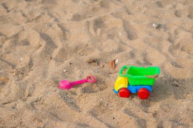 Kumsal arka planında renkli oyuncak araba
