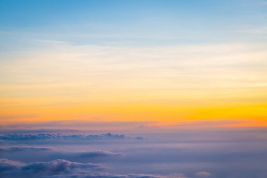 Güzel gökyüzü ve bulutlar gün batımından önce uçakla çekim yaparlar.