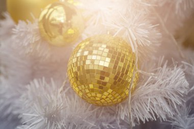 Beyaz Noel Ağacı arkaplanındaki Altın Top