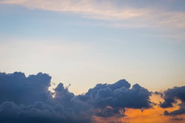 Gün batımından önce güzel bulut ve gökyüzü