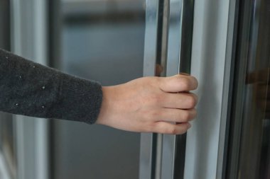 Sabah işe başlamak için ofis kapısını aç.