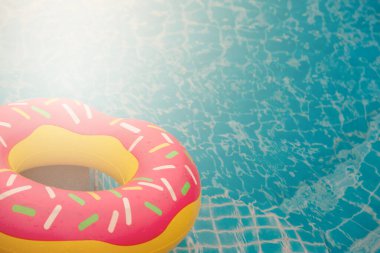 Mavi yüzme havuzu arka planında lastik halka