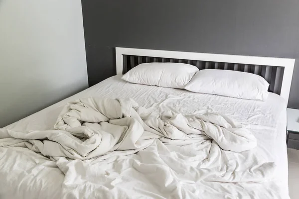 Две Белые Подушки Кровати Одеяло Морщинами Спальне — стоковое фото