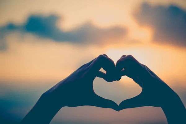 Handen Maken Hart Vorm Liefde Met Silhouet Bij Zonsondergang Achtergrond — Stockfoto