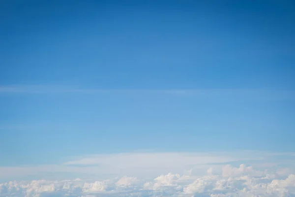 飛行機の背景から見た空と雲 — ストック写真