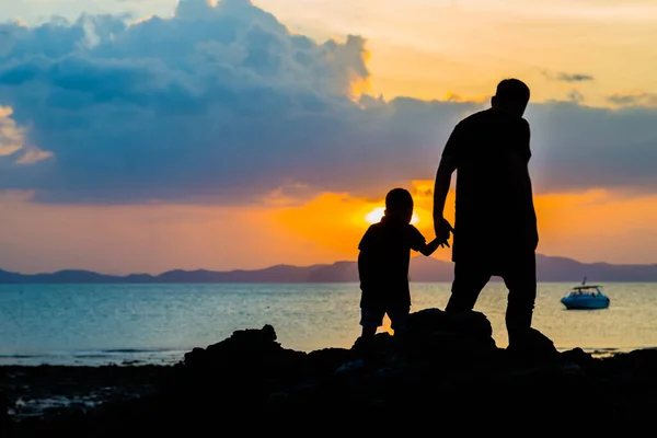 Silhouette Père Fils Plage Avant Coucher Soleil — Photo