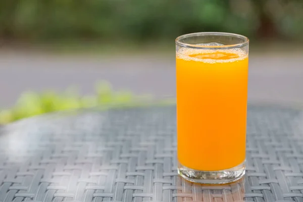 Vetro Succo Arancia Sul Vetro Tavolo Con Sfondo Verde — Foto Stock