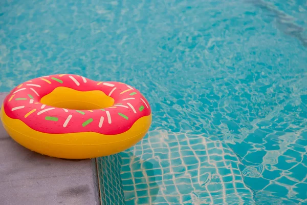 Rubber Ring Blauw Zwembad Achtergrond — Stockfoto