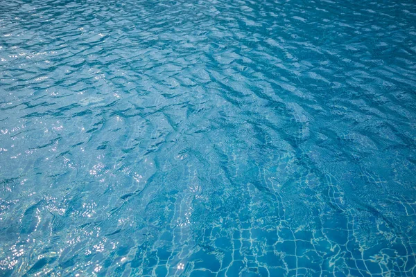 Μπλε Επιφάνεια Του Νερού Στο Φόντο Της Πισίνας — Φωτογραφία Αρχείου