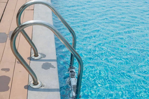 Trappen Ladder Handvat Naar Beneden Het Zwembad Met Blauwe Water — Stockfoto