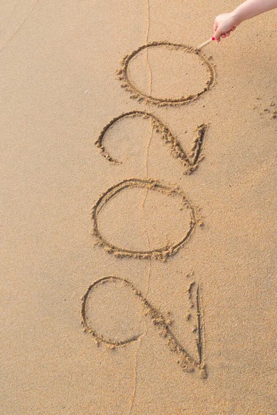 2020 Yılında Plaj Kumları Üzerine Yazılmış Soyut Bir Mesaj — Stok fotoğraf