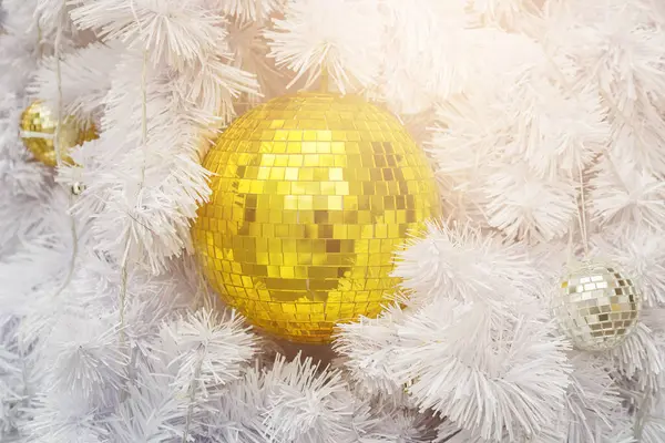 Golden Ball Vit Julgran Bakgrund — Stockfoto