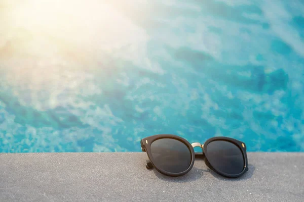 Módní Sluneční Brýle Blízkosti Bazénu Pozadí — Stock fotografie
