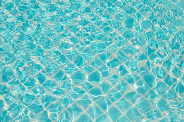 Riflettere Onde Sullo Sfondo Della Piscina Blu — Foto Stock