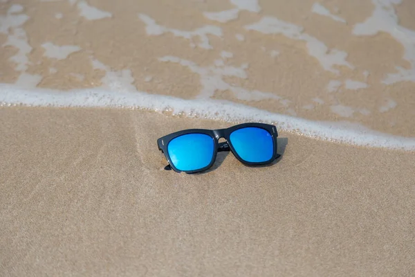 Moda Azul Óculos Sol Areia Com Fundo Onda Praia — Fotografia de Stock