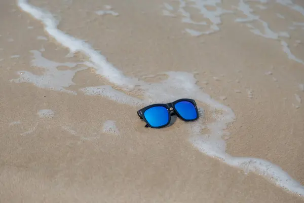 Blue Fashion Sun Glasses Sand Wave Beach Background — Stock Photo, Image