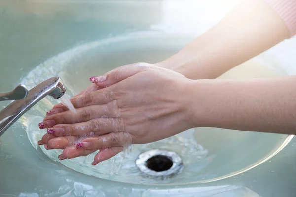 Wanita Mencuci Tangan Mereka Dengan Benar Sebelum Makan Dengan Keran — Stok Foto
