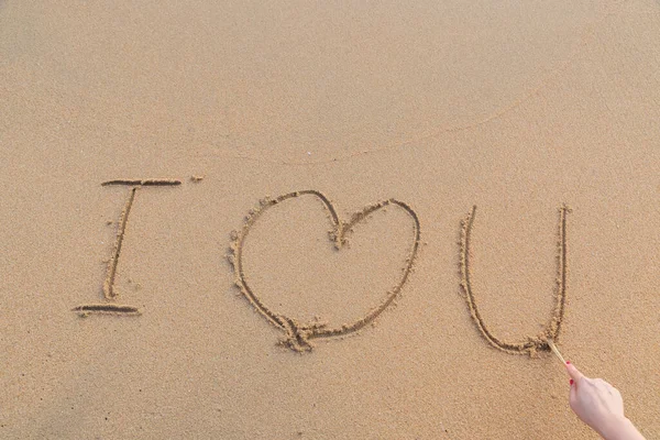 Botschaft Ich Liebe Dich Sand Mit Frau Hand Zeichnung Strand — Stockfoto