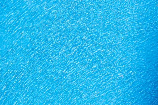 Dalganın Mavi Rengi Yüzme Havuzundaki Yansıma — Stok fotoğraf