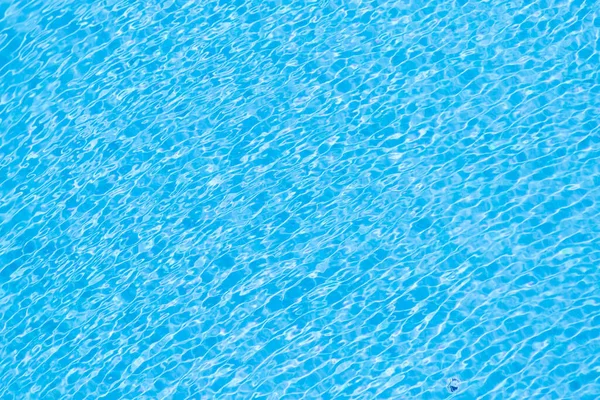 スイミングプールの波と反射の青の色 — ストック写真