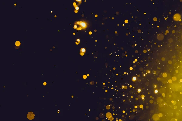 黒の背景に抽象的な金のボケ — ストック写真