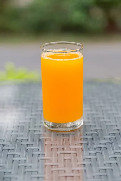 Vetro Succo Arancia Sul Vetro Tavolo Con Sfondo Verde — Foto Stock