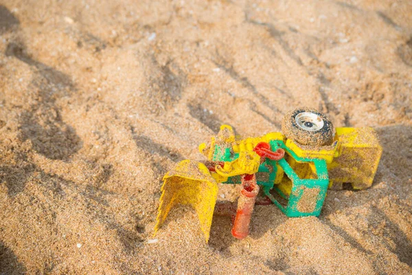 Färgglada Leksaksbil Sandstrand Bakgrund — Stockfoto