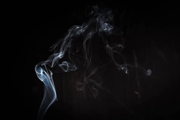 黒い背景に抽象の煙が渦巻く — ストック写真