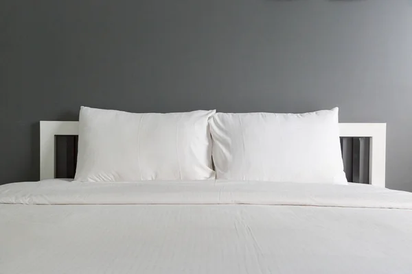 寝室に二つの白い枕と毛布 — ストック写真