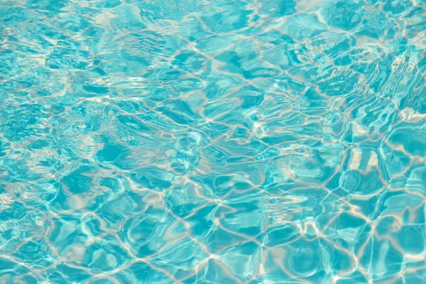 Dalgaları Yansıt Mavi Havuz Arka Planında — Stok fotoğraf