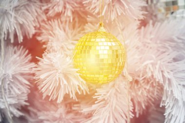 Beyaz Noel Ağacı arkaplanındaki Altın Top