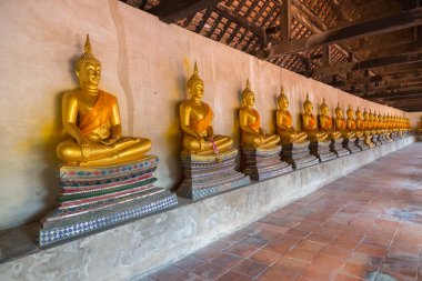 Eski güzel meditasyon sırası tapınakta Buda heykeli