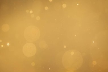 Siyah arkaplanda koyu soyut altın bokeh parıltısı