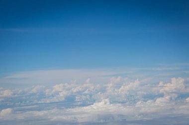 Gökyüzü ve bulutlar hava planı arkaplanından görünüyor