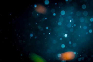 Siyah arkaplanda soyut bulanık bokeh