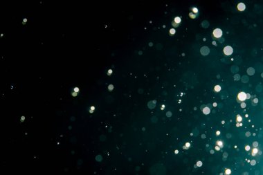 Siyah arkaplanda soyut bulanık simler bokeh